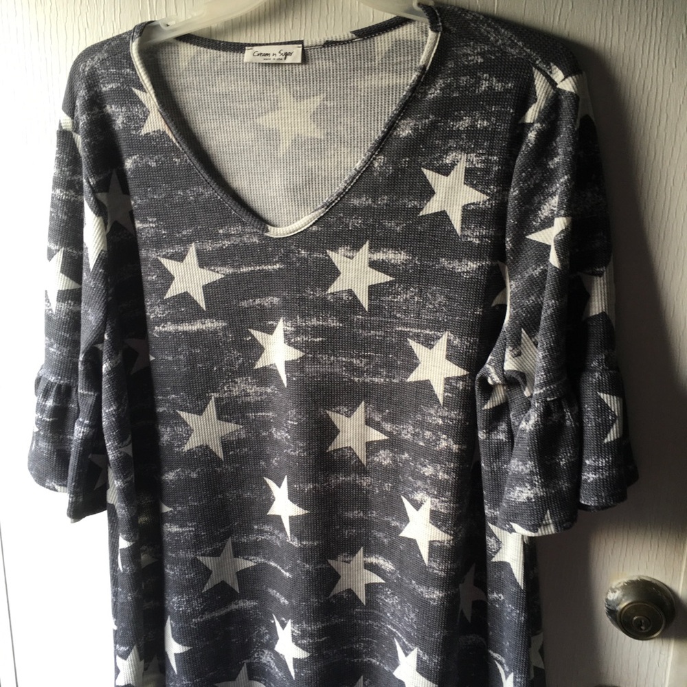 Blue V-neck top size 2x 18/20/22 with white stars brand is Cream & Sugar